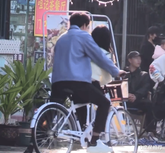 鞠婧祎|四千年美女翻车了？鞠婧祎穿高腰裤暴露身材缺陷，站着还没男主坐着高