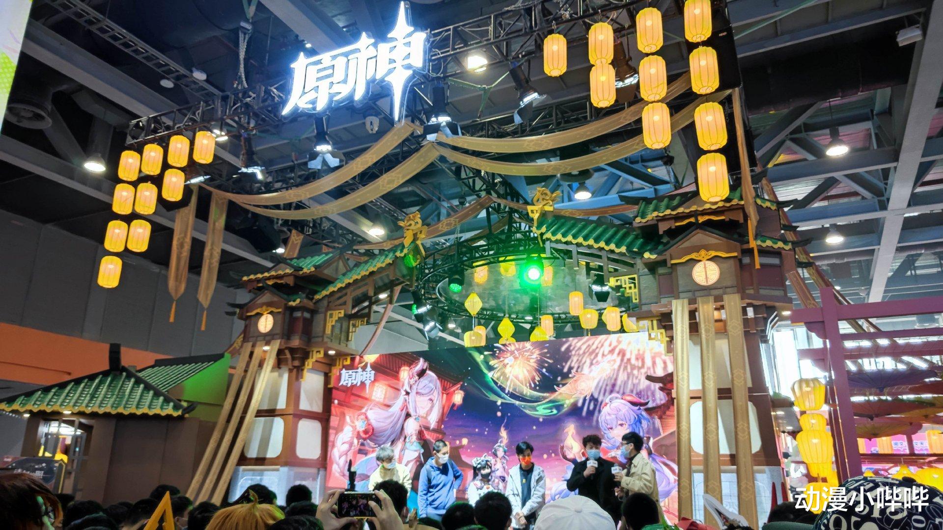 可莉|大叔与女儿一起COS《原神》可莉，画风太刚猛，网友：野兽和萝莉