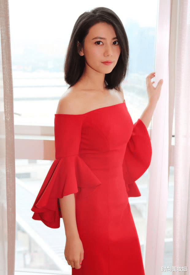 时尚美妆妞|高圆圆真是颜值的“天花板”，一袭红色蕾丝连衣裙，高贵又优雅