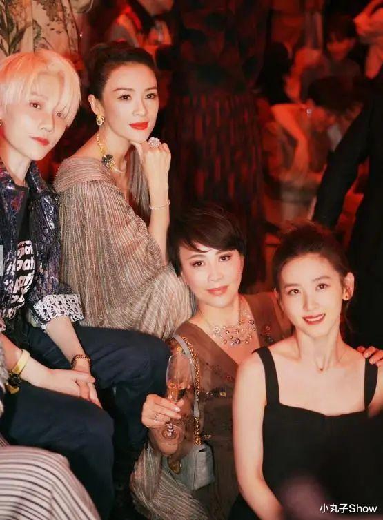 章泽天|刘强东娇妻章泽天再晒健身美照,粉色T瘦成纸片人,气质依旧甜美