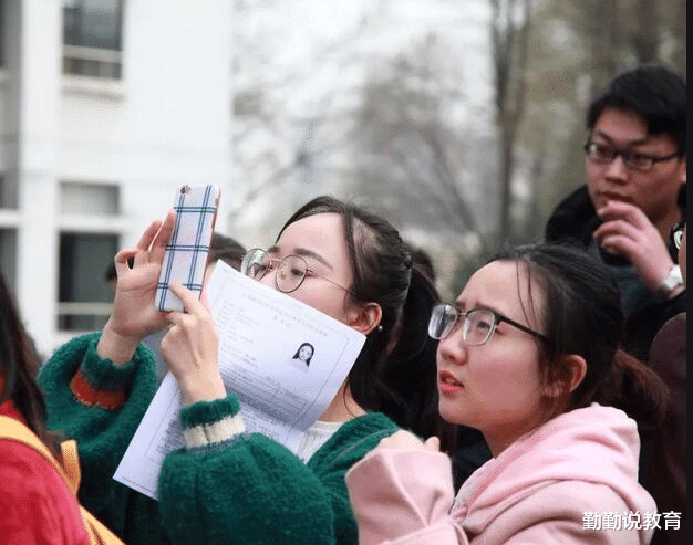 教师|我国“最受欢迎”的职业排名，公务员被“踢”出前3？榜首费头发