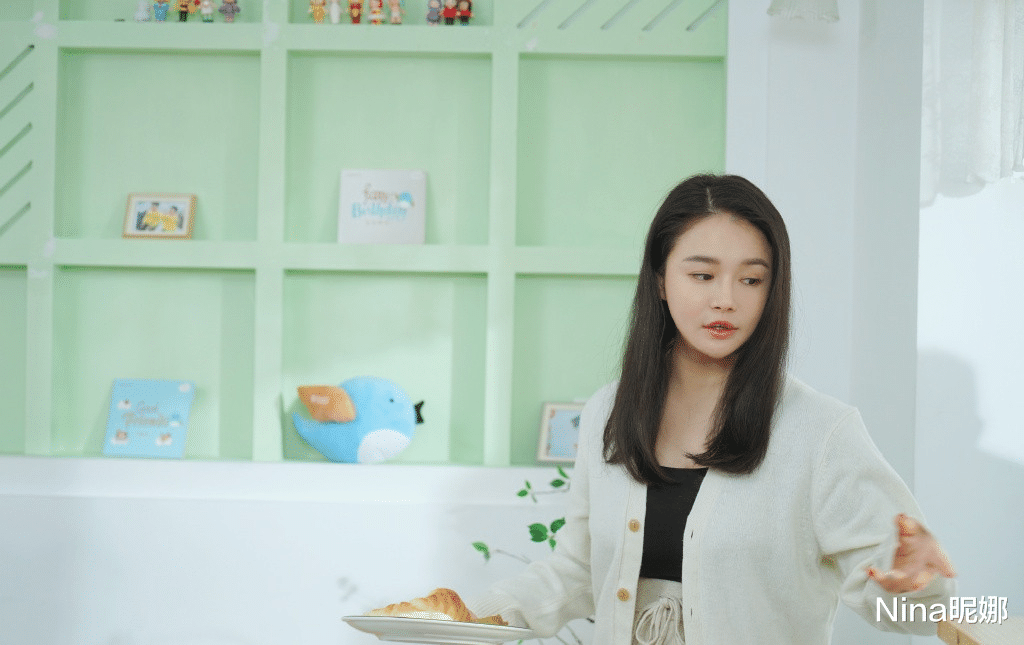 Nina昵娜|邹市明一家五口首次走机场，娇妻穿露脐装翻车游泳圈抢镜，大儿子胖成球