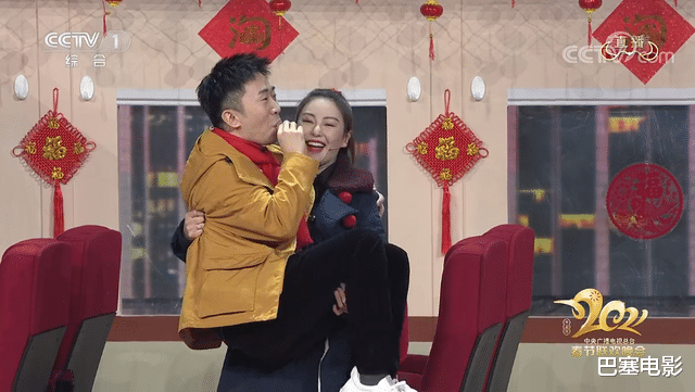 春晚|春晚主持人口红引热议，伴舞喜感好抢镜，贾玲你咋这么能呢？