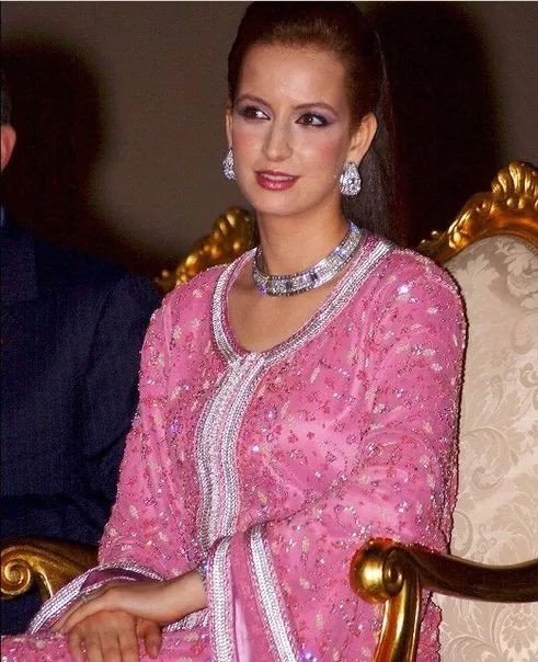 18歲摩洛哥王子長得像母親，國王19年前為娶紅發美人，散盡瞭後宮-圖9