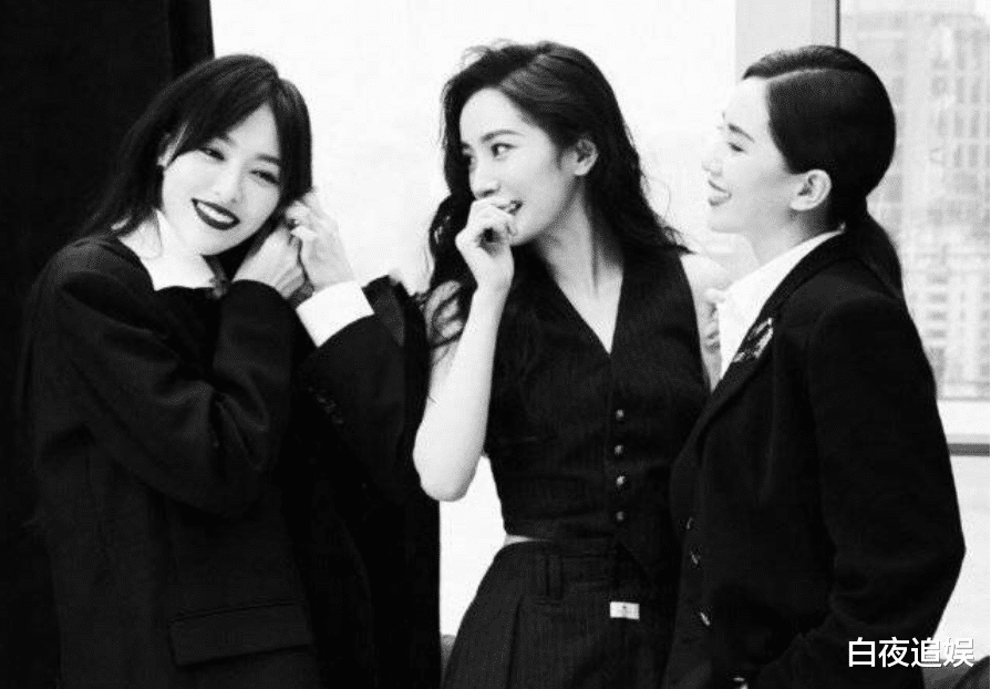 杨幂|“仙剑三姐妹”世纪同框，张雨绮为唐嫣整理耳环，杨幂表情引热议