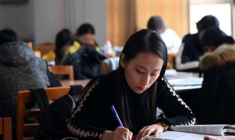 事业单位|35岁985硕士自曝现状：月薪4千没脸见父母，18年书“白读”了？