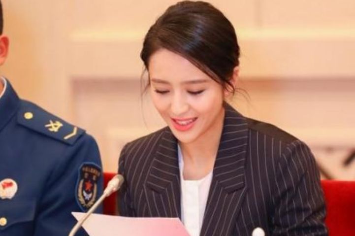 杨洋|人民大会堂不许化妆，杨洋让人不敢相信，看到周星驰好想哭