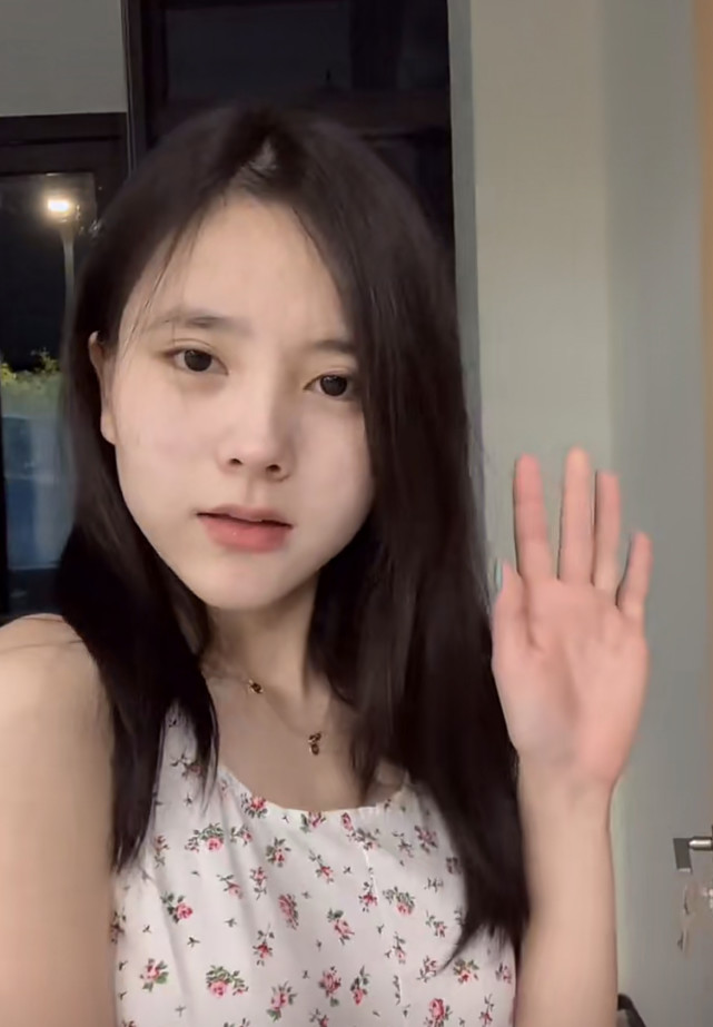 娱你有瓜 小霸宠哥哥疑是她老公，直播中保洁阿姨冲其喊“你媳妇”，早前还帮小霸宠穿衣服