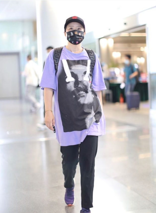 美人哒|龚琳娜新造型突破真大,穿男友T恤大走嘻哈风,阿姨辈真会赶潮流