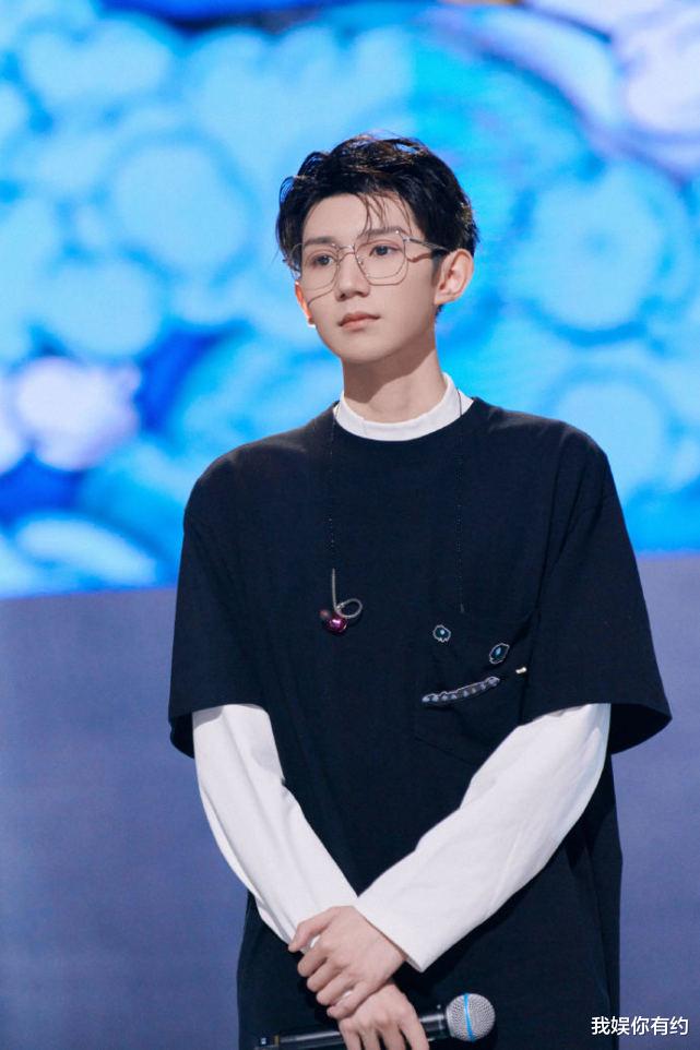 郭碧婷|王源录制节目换新造型，大方尝试轻熟男画风，“眼镜”成点睛之笔