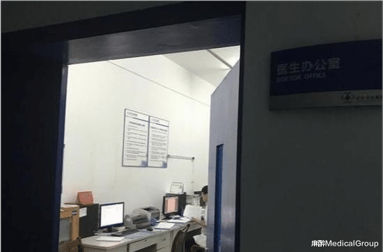 孩子骑自行车受伤,捂着下体冲进医院,医生立刻做出了诊断