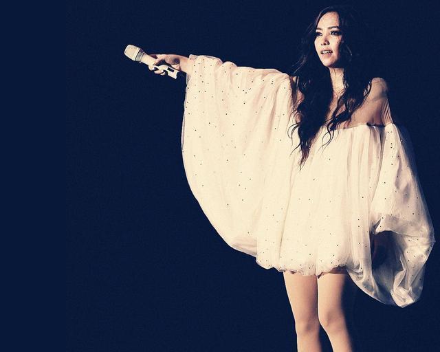 张惠妹|49岁张惠妹瘦出新高度，减重近60斤成“V脸”，网友：女神啊