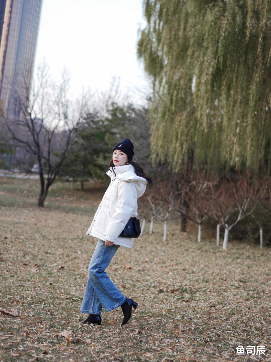 鱼司辰 初冬一定要备上一件纯白羽绒服，提亮肤色、减重减负，全靠它