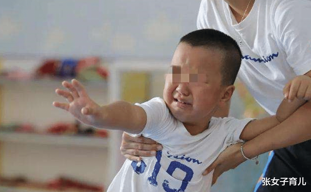 张女子育儿|宝宝成绩好，被老师区别对待，让宝妈忧心不已
