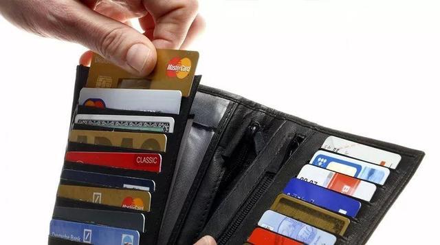 多家银行连夜发布通知,这几类卡要被强制注销,卡里有钱也不行