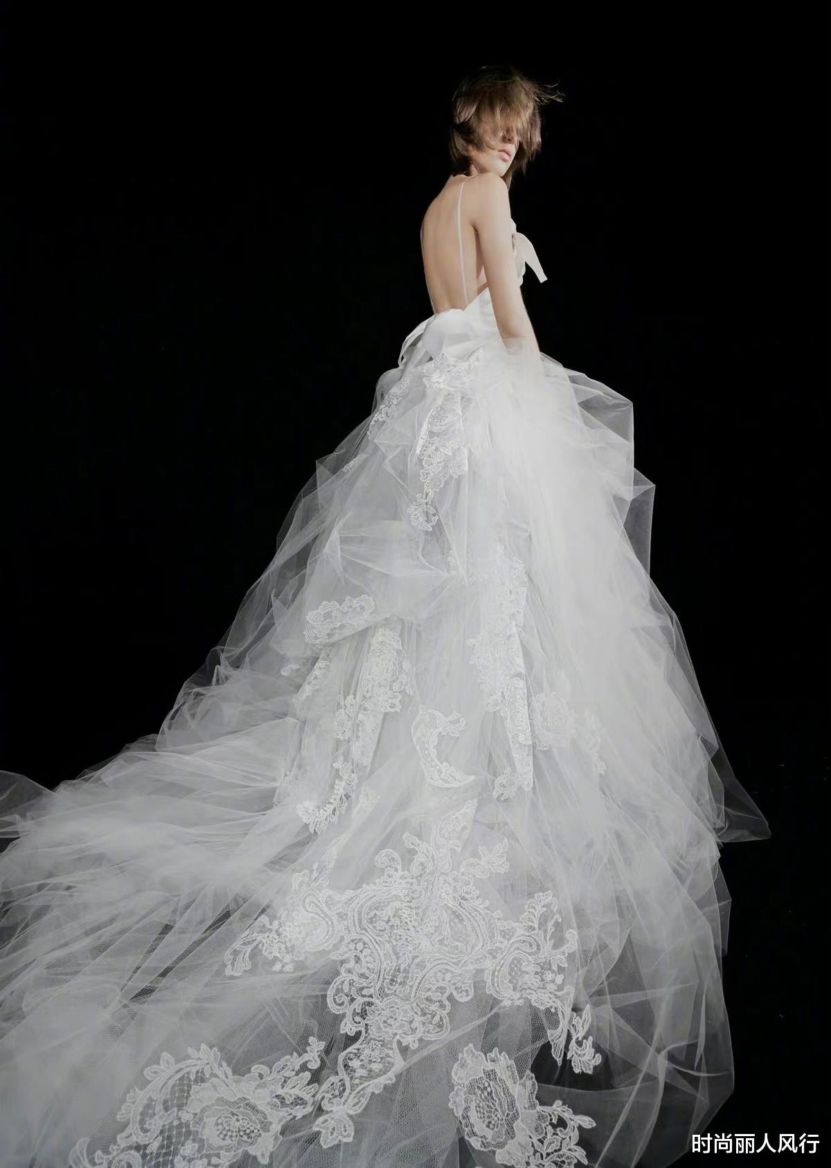 时尚丽人风行 72岁“婚纱女王”王薇薇亲自上阵!穿婚纱拍大片,扮新娘个性十足