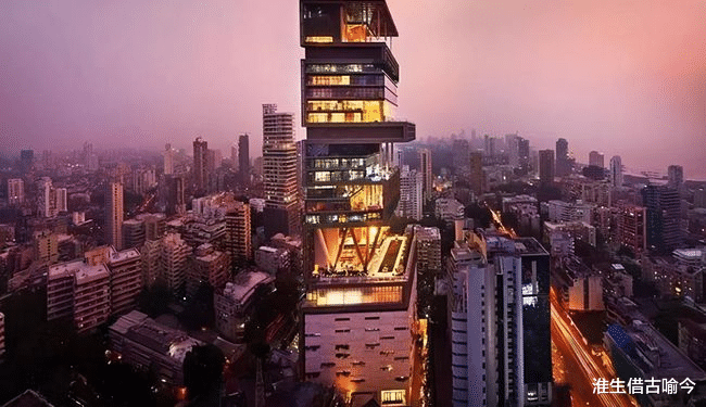 印度 印度首富之妻一脸旺夫相，帮丈夫争遗产，穿粉裙扮嫩鼻子挂祖母绿