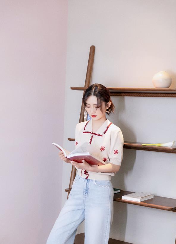 李沁|李沁的身材有多瘦？连小一码的衣服都撑不满，哪个小花比得过