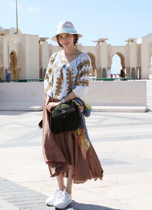 岳云鹏|日本媳妇林志玲真会穿，穿黑色连衣裙高挑时髦，端庄优雅真有气质