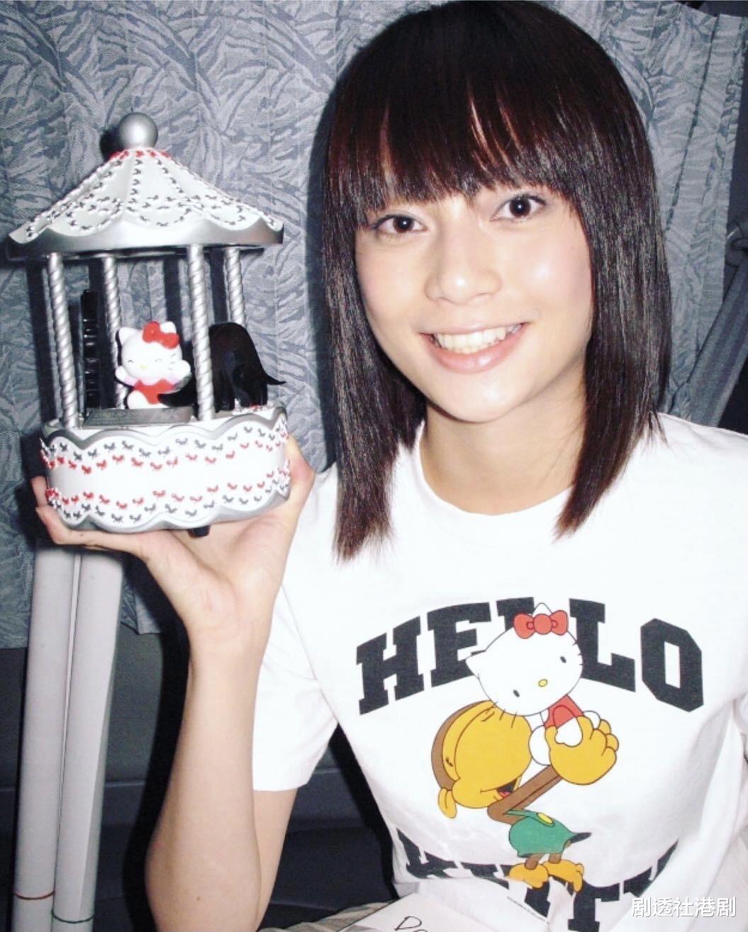 吴日言|两岁女儿做眼疮手术全身麻醉，37岁香港女歌手直言心疼，忍不住哭