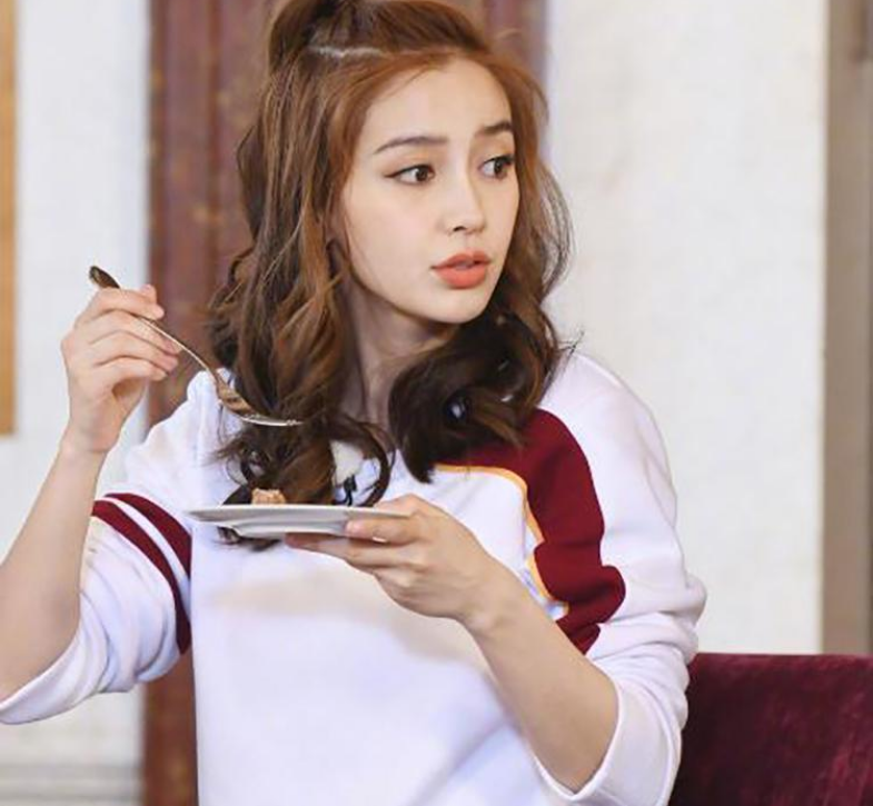 Angelababy|杨颖带儿子去三亚度假犯烟瘾,一根接一根地抽,素颜的她反差太大