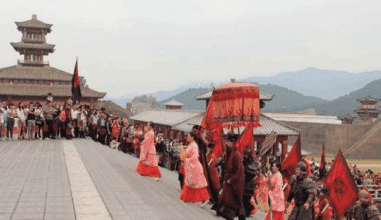 杨丽萍|横店3万美女群演，遍地都是不同的校花，为了成名她们甘当绿叶！