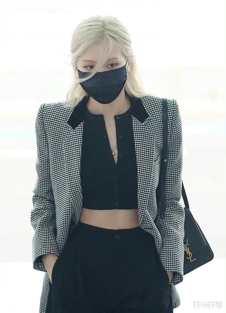 仟与仟寻 《鱿鱼游戏》郑浩妍露腰装好时尚，但这三个Y2K风潮别跟，会翻车