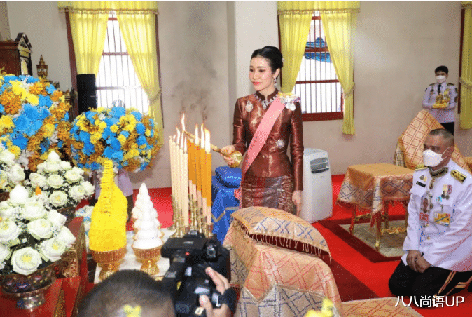 Angelababy|诗妮娜母亲近照曝光，穿泰服戴珍珠项链很优雅，却没王后妈妈贵气