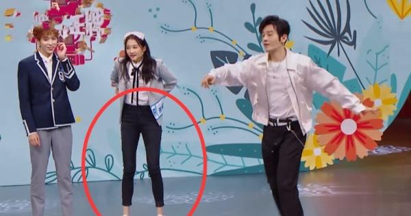 景甜|为何女星不敢与景甜合照?当她与关晓彤同穿紧身裤,看到腿我懂了