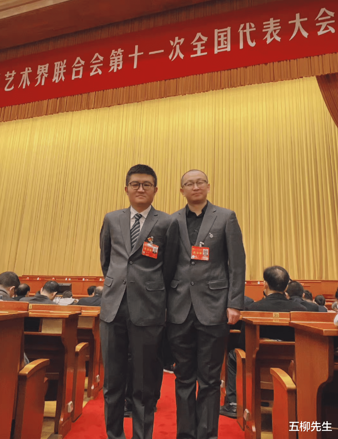 苗阜|十一次文代会闭幕，苗阜晒与搭档王声参会合照，西装革履器宇不凡