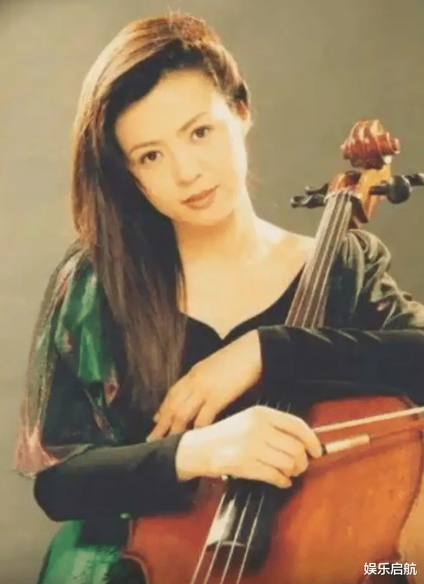 王刚|王刚网恋爱上小20岁的教授，两人奉子成婚，60多岁喜得大胖儿子！