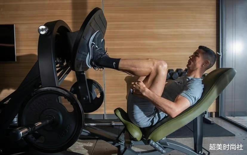 超美时尚社 C罗公布女友怀双胞胎，五次当爹身材似小伙，曾直言想要7个孩子