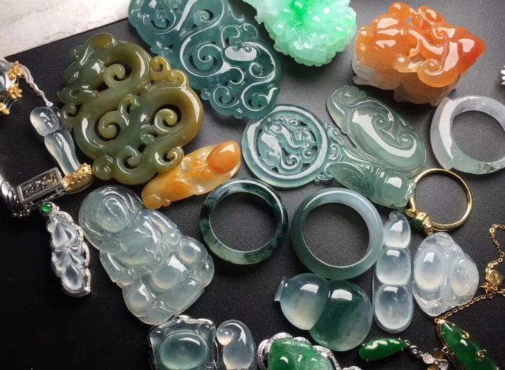 雕刻|原石是翡翠最美的形态，雕刻完体现饰品价值，饰品也具有内涵