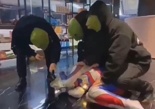 acgn漫评|父亲用一千个轮胎制造五米奥特曼,为儿子庆生!网友:十万块收购