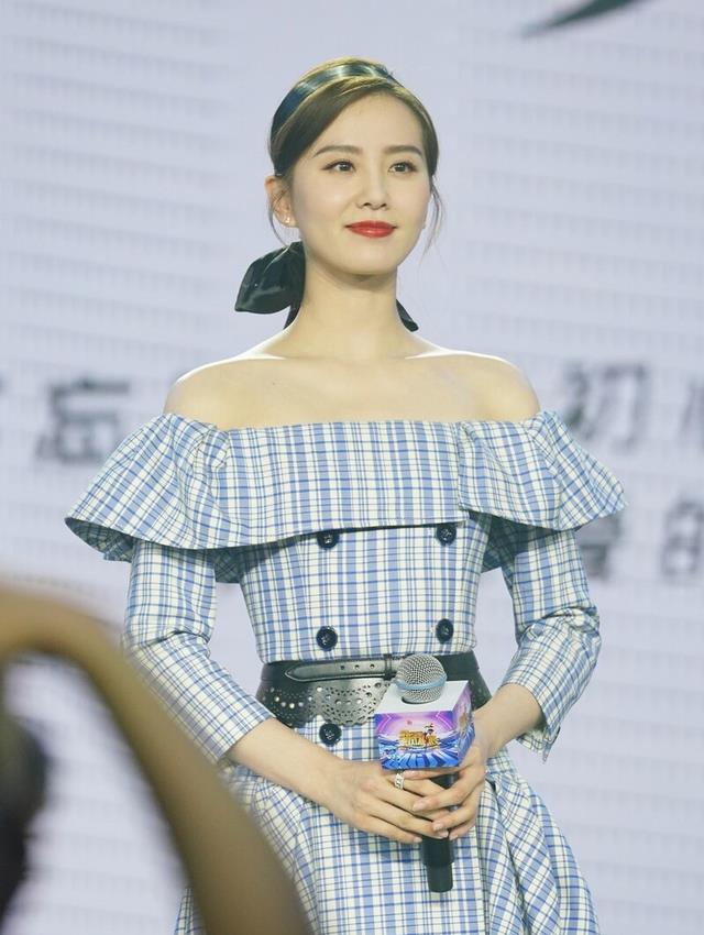 懒美人时尚|刘诗诗每次穿搭都很惊艳，穿上白色波点碎花裙，整个人都宛如谪仙