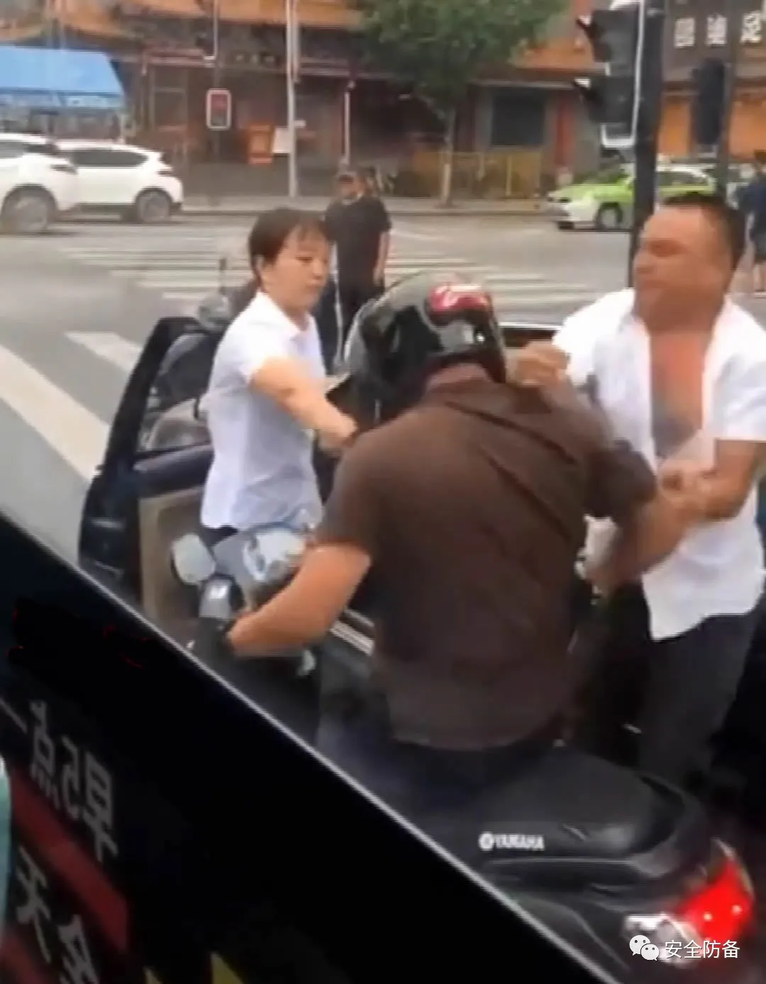 案件通报 因交通纠纷，开车男动手打人后被骑车男小刀划喷血，路人：该