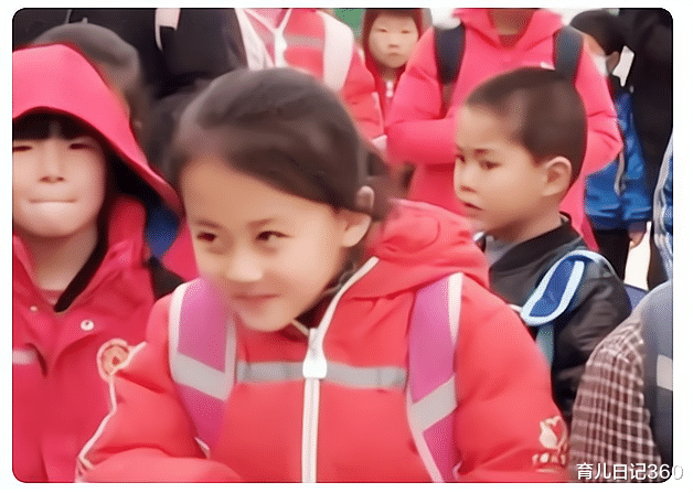 育儿日记360 7岁女孩“回眸一笑美撼凡尘”，引经纪公司蜂拥而至，家人却很反感