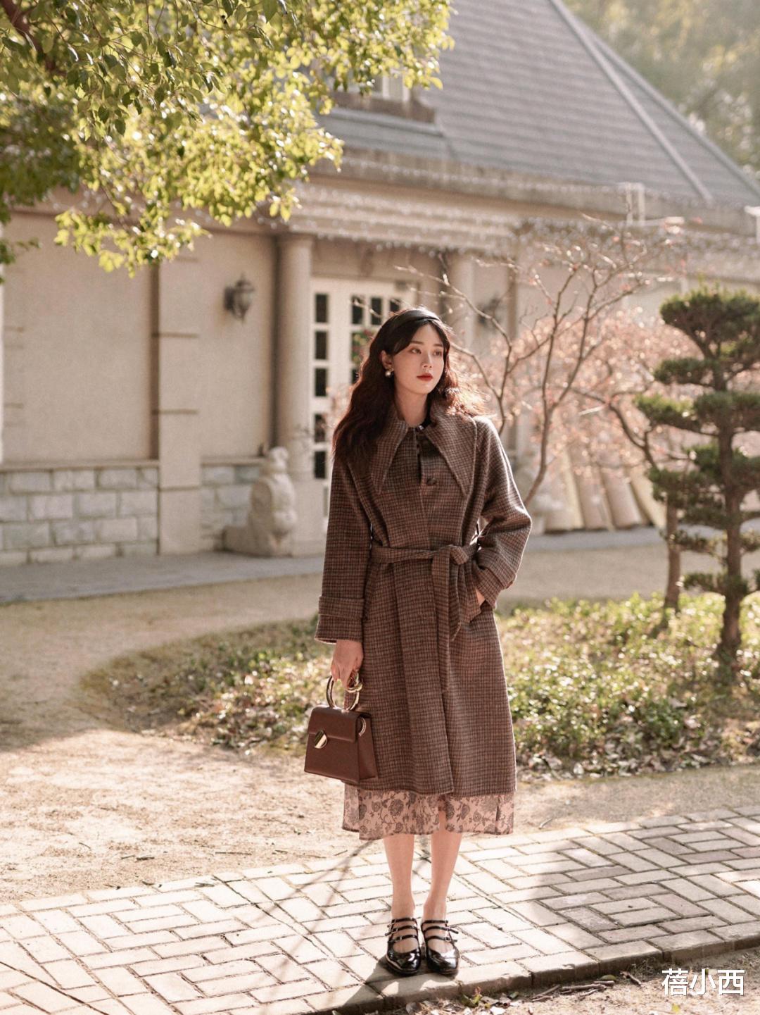 蓓小西 今年少穿羽绒服，多穿“大衣”，搭配连衣裙、半身裙，优雅又大气