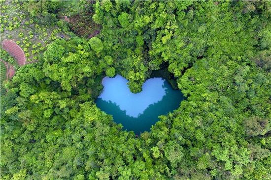 明日社会 真扎“心”了！张家界天坑心湖景观遭破坏，村民放置养鱼网箱