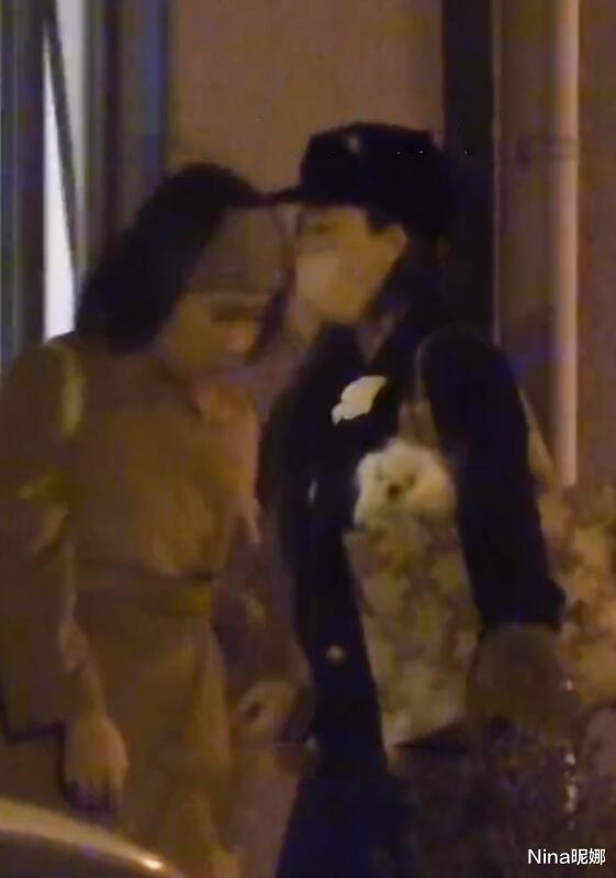 西装|霍思燕深夜轧马路，穿西装戴报童帽似名媛，那上万包装宠物太土豪