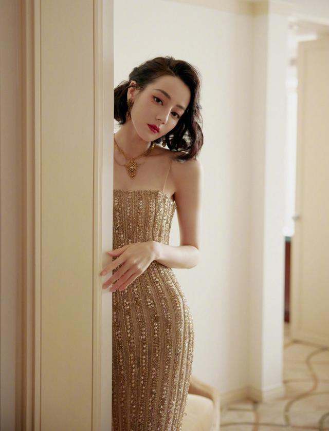 旗袍公馆 热巴又惊艳了，穿裸色吊带裙出席活动，尤物身材成焦点