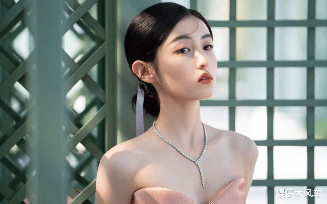 张子枫|张子枫与刘敏涛共同出席金鸡奖，身高差引争议，张子枫宛若瓷娃娃