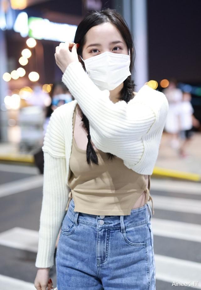 Ainee小屋|欧阳娜娜身上仍有学生气质，穿长针织衫拼接娃娃领，挺有千金范的