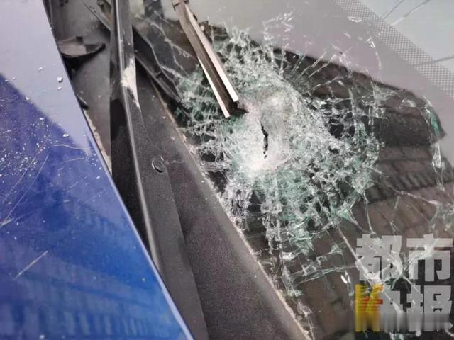 陕西都市快报 又现高空坠物！西安一小区空降水泥块砸碎……