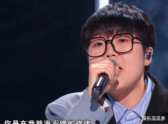 王菲|《中国好声音》冠军赛，王靖雯真是“紧张达人”，开口就瞄歌词