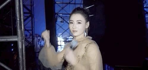 张柏芝|姐姐团一起吃火锅，离开舞台滤镜后，这才是40岁张柏芝的真实颜值