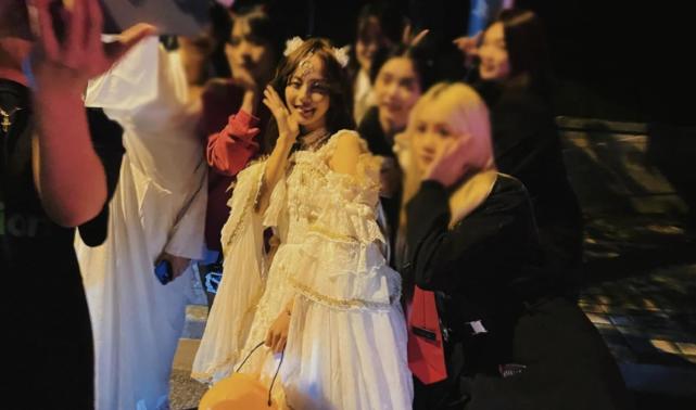 张嘉倪|张嘉倪过万圣节，大冷天穿露肩长裙，与男粉亲密合照不惧买超吃醋