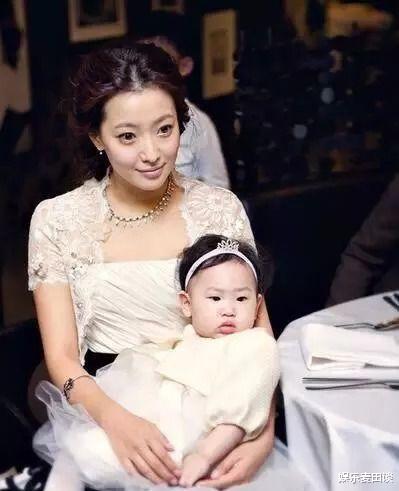 赵薇|43岁金喜善与44岁赵薇同框，网友：这就是玻尿酸脸和天然脸的差距