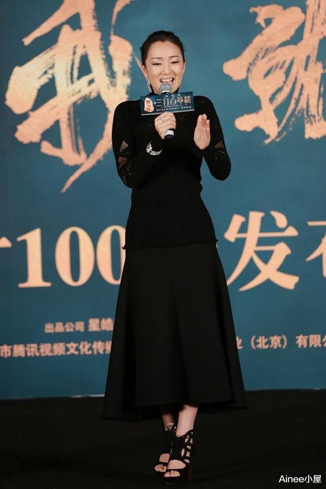 Ainee小屋|巩俐身材虽然丰满,可是穿抹胸裙仍担心挂不住,用绑带连接挺高明