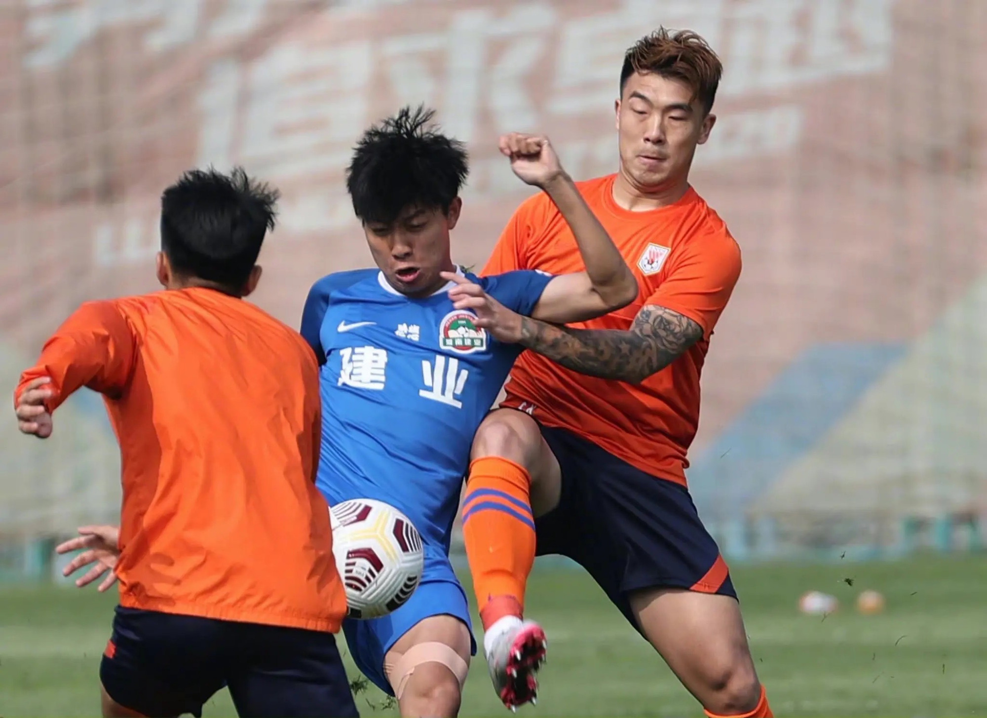 格德斯|3-2，泰山队胜中甲队，5场狂丢16球郝伟遭打击，“新格德斯”两球